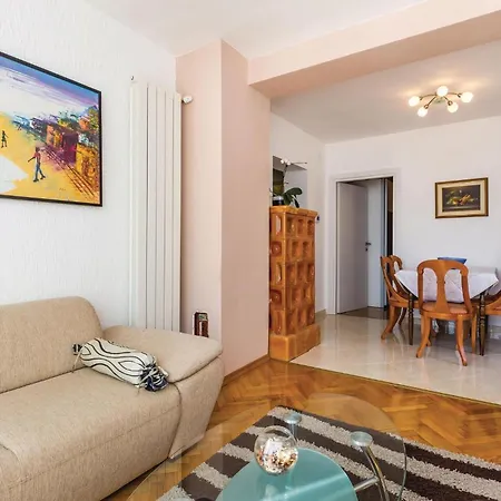 Gorgeous Apartment In Lovran With Jacuzzi