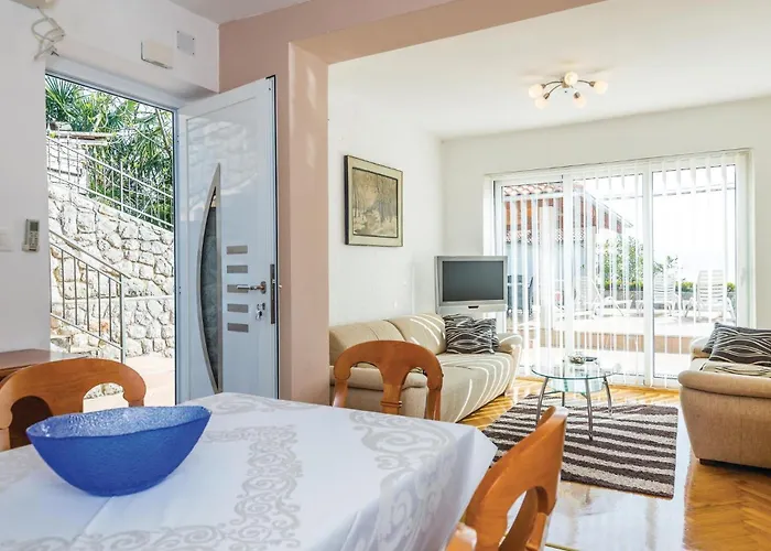 2 Bedroom Beautiful Apartment In Lovran لوفغان