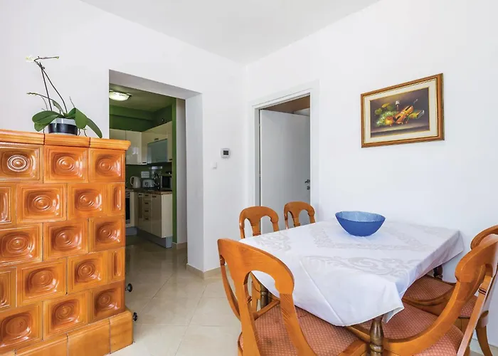 2 Bedroom Beautiful Apartment In Lovran شقة *