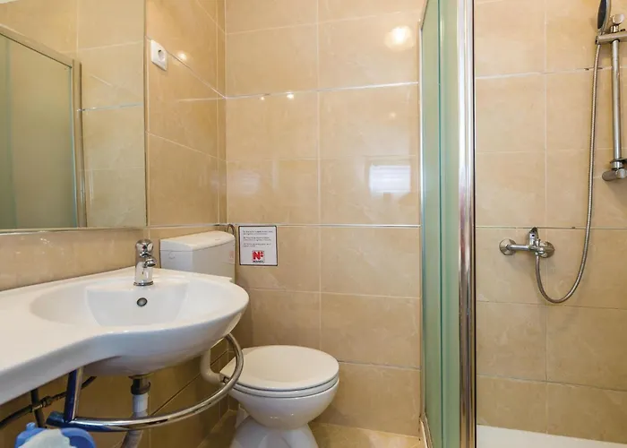 شقة 2 Bedroom Beautiful Apartment In Lovran لوفغان