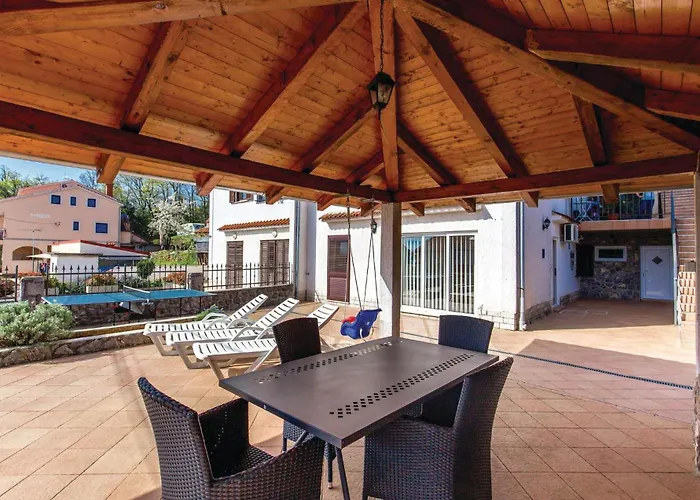 2 Bedroom Beautiful Apartment In Lovran لوفغان
