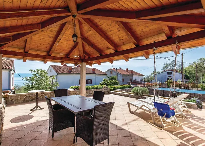 2 Bedroom Beautiful Apartment In Lovran شقة *