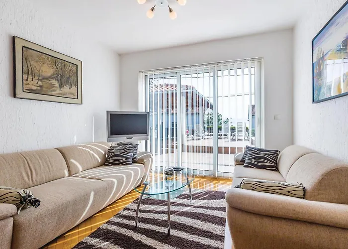 2 Bedroom Beautiful Apartment In Lovran شقة لوفغان
