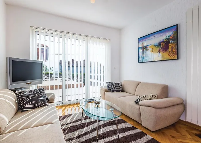 2 Bedroom Beautiful Apartment In Lovran لوفغان