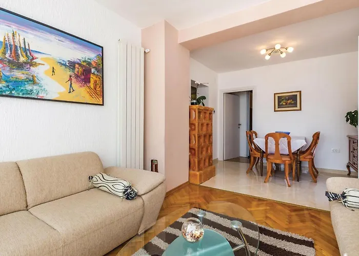 2 Bedroom Beautiful Apartment In Lovran